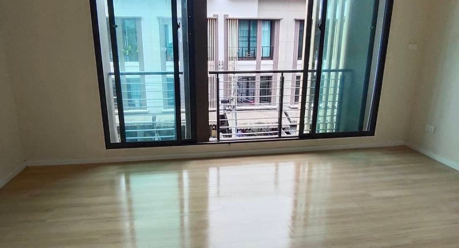 Reihenhaus zum Kauf mit Studio in Phasi Charoen, Bangkok