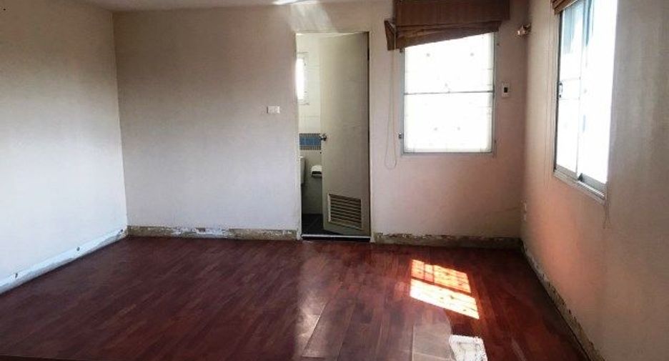 For sale studio townhouse in Bang Kapi, Bangkok