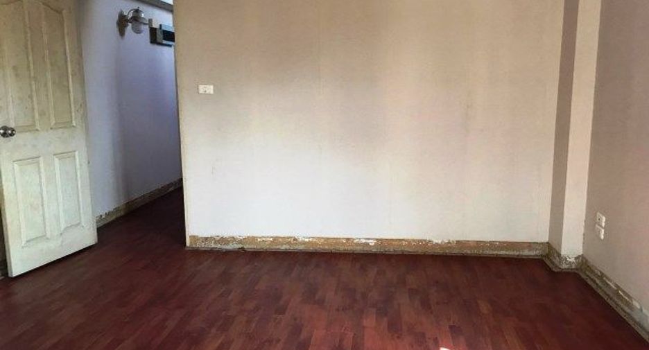 For sale studio townhouse in Bang Kapi, Bangkok