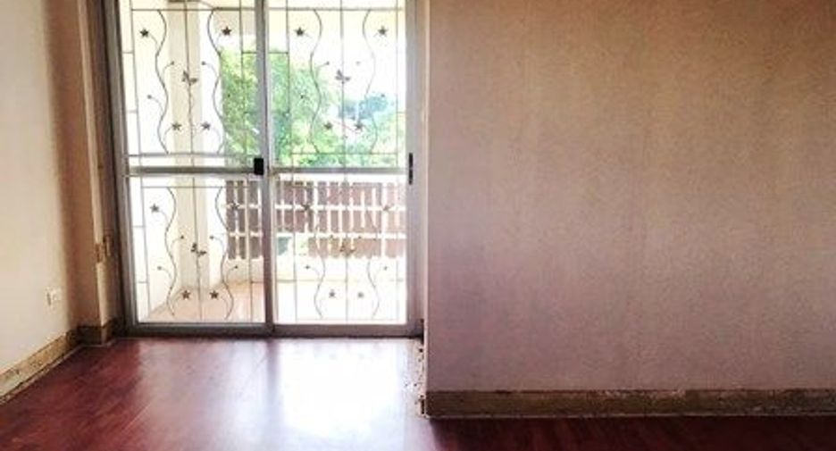 For sale studio townhouse in Bang Kapi, Bangkok