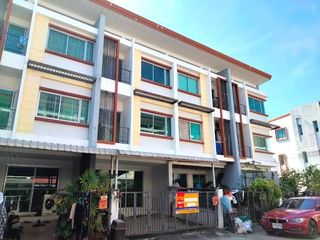 Casa adosada en venta de estudio en Lat Krabang, Bangkok