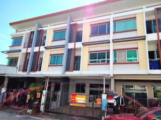 Casa adosada en venta de estudio en Lat Krabang, Bangkok