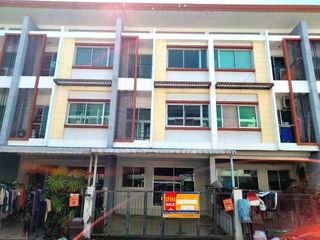 Casa adosada en venta de estudio en Lat Krabang, Bangkok
