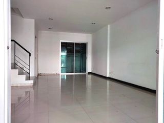 Casa adosada en venta de estudio en Lat Krabang, Bangkok