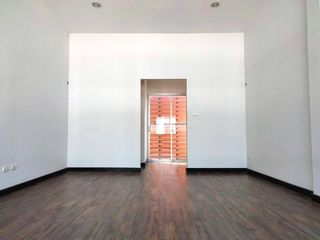 Casa adosada en venta de estudio en Lat Krabang, Bangkok