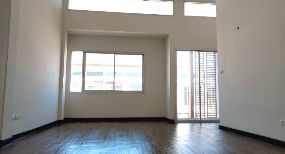 For sale studio townhouse in Lat Krabang, Bangkok