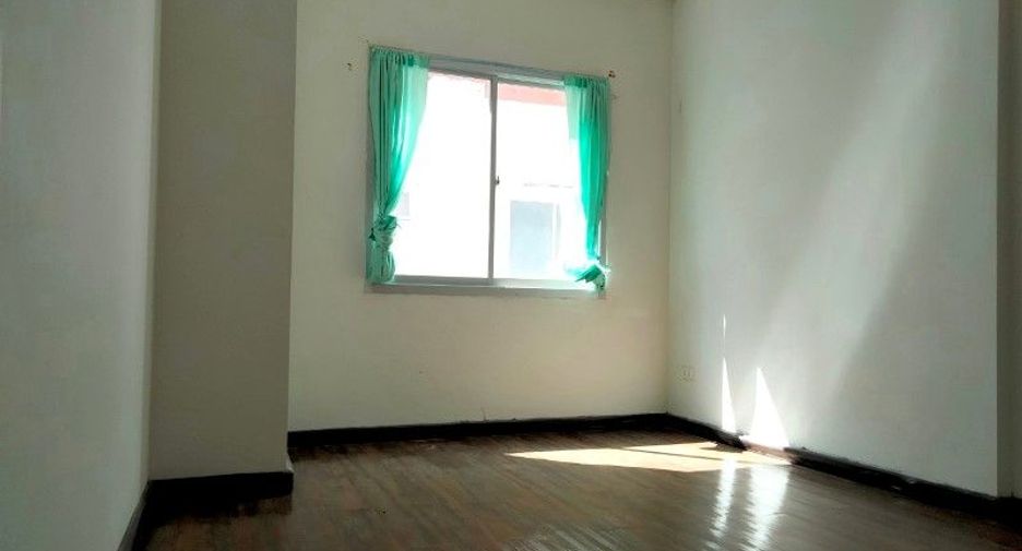 For sale studio townhouse in Lat Krabang, Bangkok