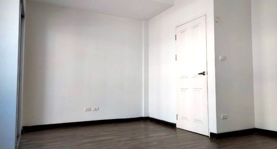 For sale studio townhouse in Lat Krabang, Bangkok