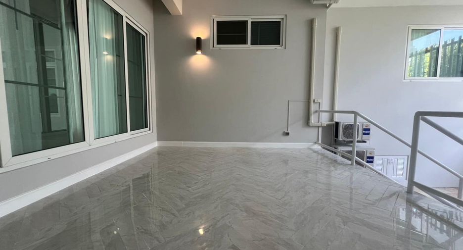 For rent 7 bedrooms house in Bang Na, Bangkok
