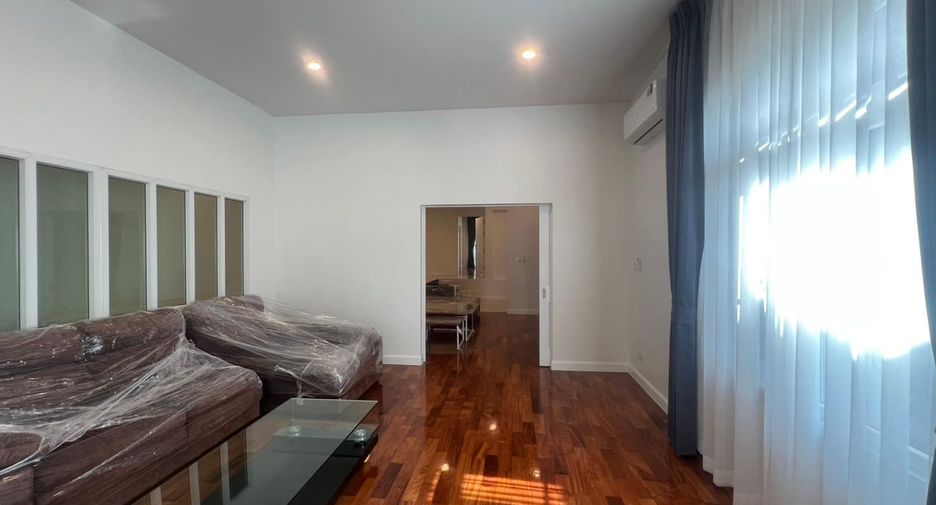 For rent 7 bedrooms house in Bang Na, Bangkok