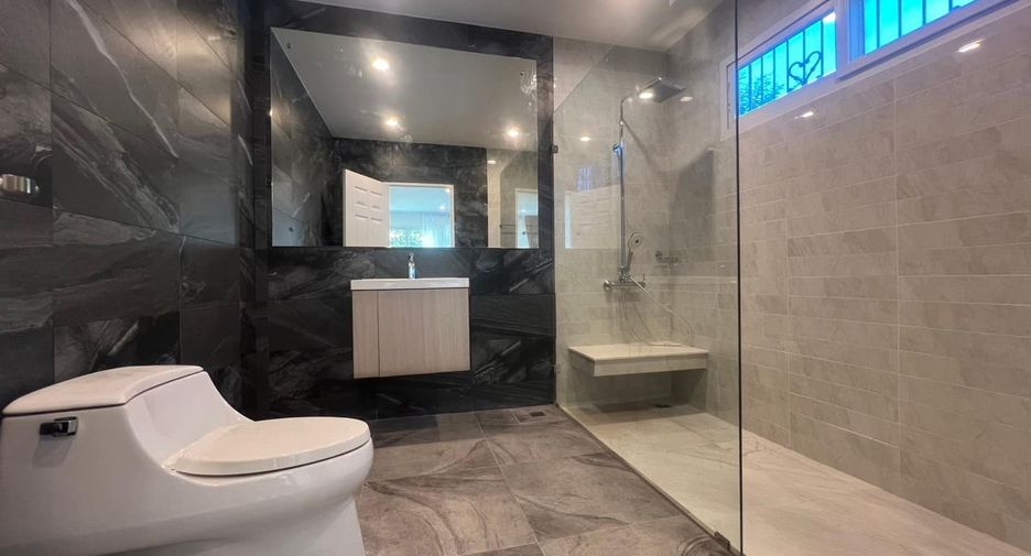 For rent 7 bedrooms house in Bang Na, Bangkok
