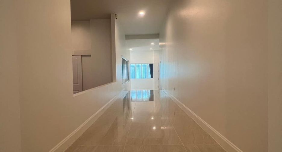 For rent 7 bedrooms house in Bang Na, Bangkok