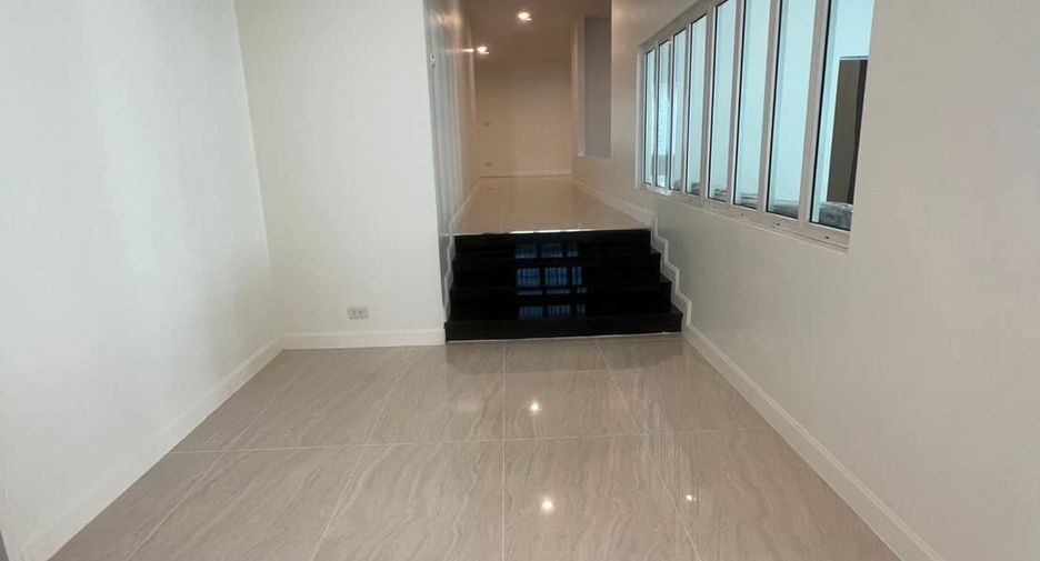 For rent 7 bedrooms house in Bang Na, Bangkok