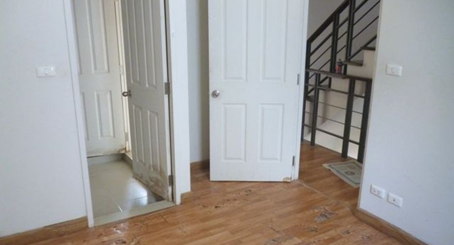 For sale studio townhouse in Khlong Sam Wa, Bangkok