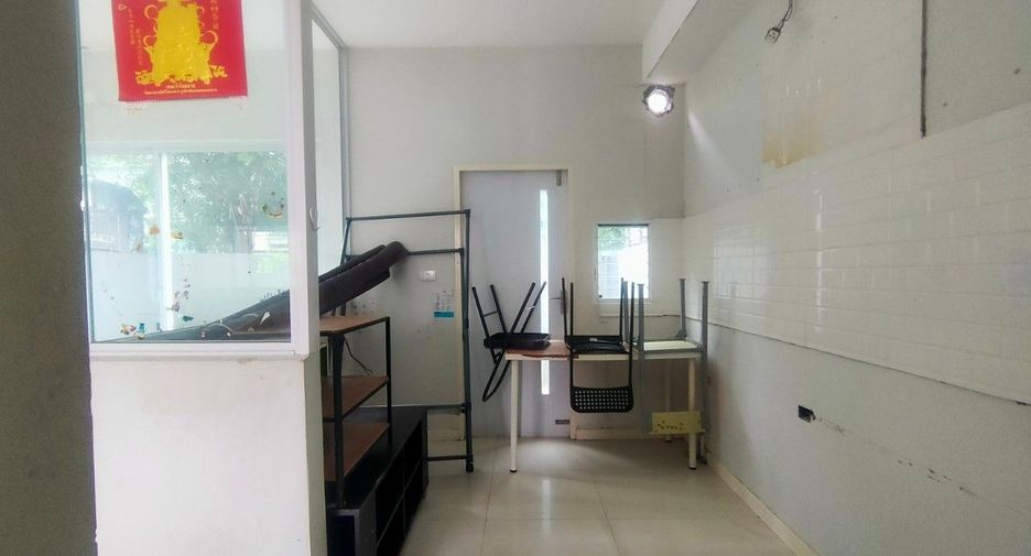 Casa adosada en venta de estudio en Lat Krabang, Bangkok