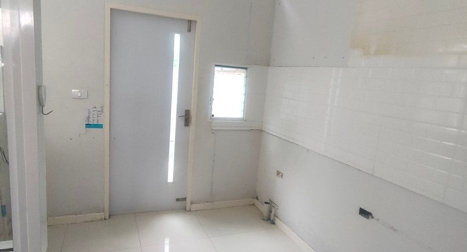 Casa adosada en venta de estudio en Lat Krabang, Bangkok