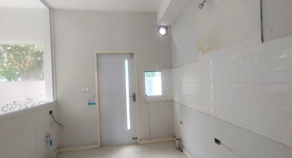 Casa adosada en venta de estudio en Lat Krabang, Bangkok