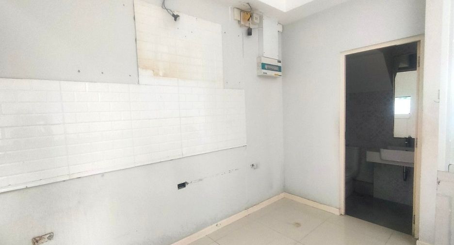 Casa adosada en venta de estudio en Lat Krabang, Bangkok
