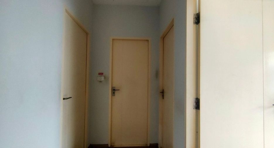 Casa adosada en venta de estudio en Lat Krabang, Bangkok