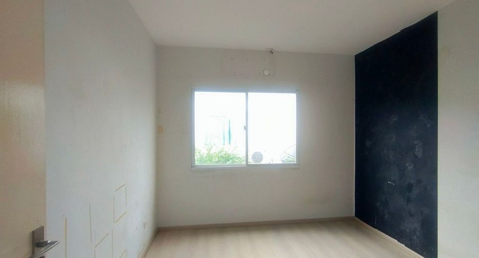 Casa adosada en venta de estudio en Lat Krabang, Bangkok