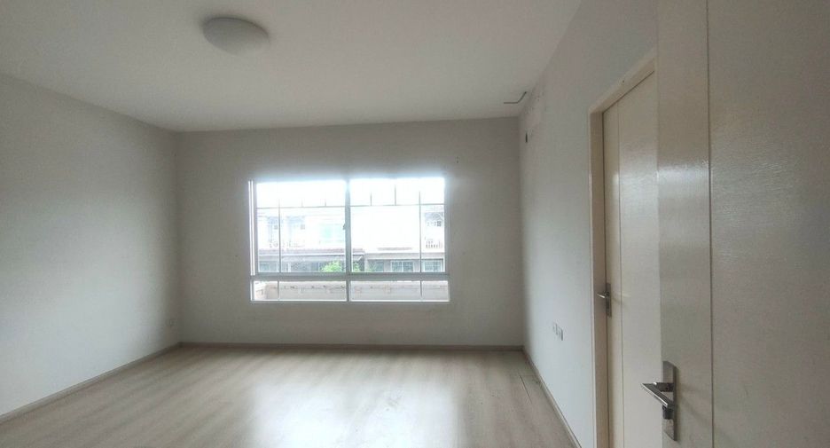 Casa adosada en venta de estudio en Lat Krabang, Bangkok