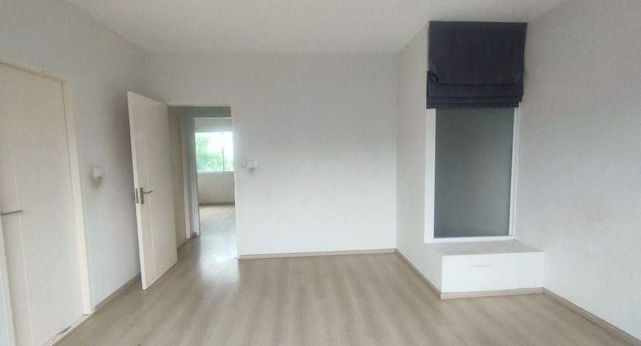 Casa adosada en venta de estudio en Lat Krabang, Bangkok