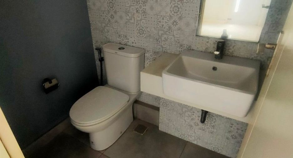 Casa adosada en venta de estudio en Lat Krabang, Bangkok