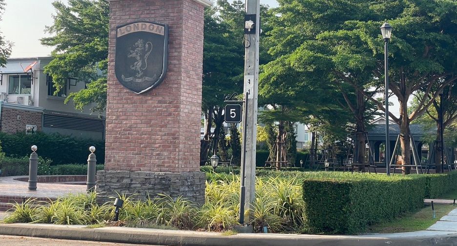 Casa adosada en venta de estudio en Lat Krabang, Bangkok