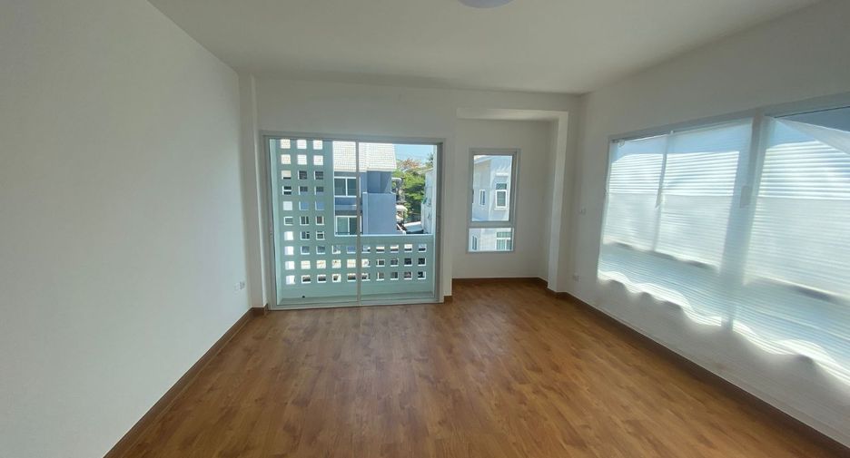 Casa adosada en venta de estudio en Bang Khae, Bangkok