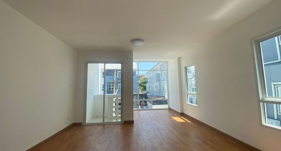 Casa adosada en venta de estudio en Bang Khae, Bangkok
