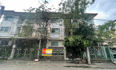Casa adosada en venta de estudio en Bang Khen, Bangkok