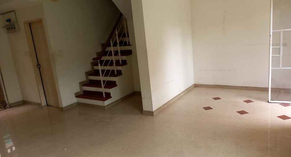 Casa adosada en venta de estudio en Bang Khen, Bangkok