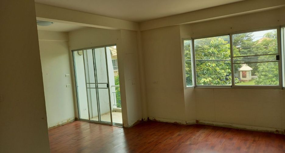 Casa adosada en venta de estudio en Bang Khen, Bangkok