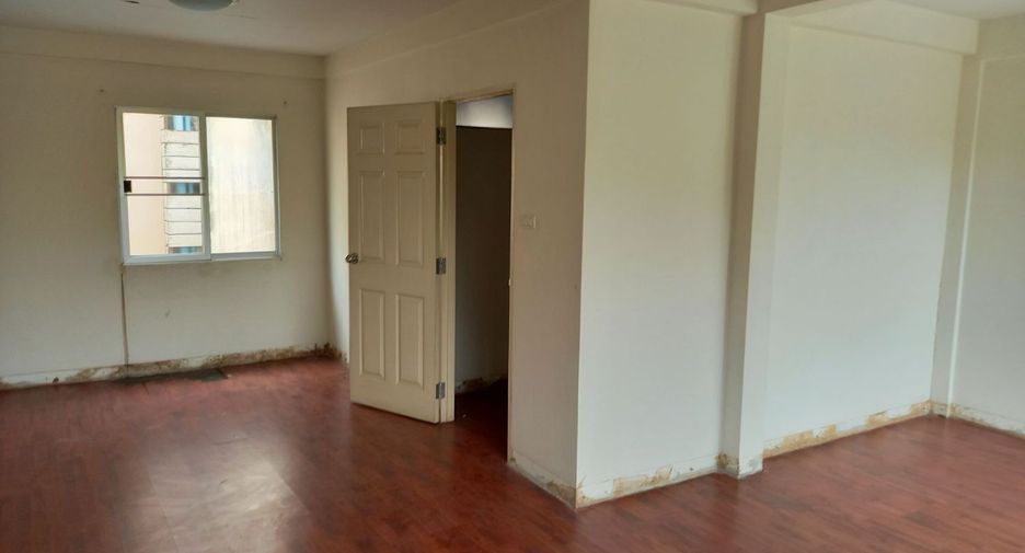 Casa adosada en venta de estudio en Bang Khen, Bangkok