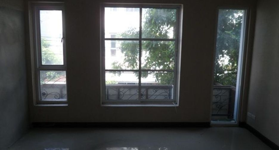 Casa adosada en venta de estudio en Bang Bon, Bangkok