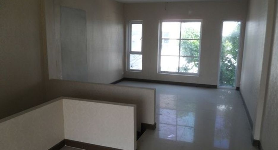 Casa adosada en venta de estudio en Bang Bon, Bangkok