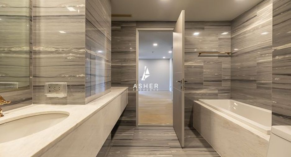 For sale 3 bedrooms condo in Watthana, Bangkok
