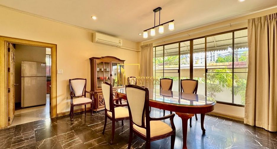 For rent 3 bedrooms townhouse in Phra Khanong, Bangkok