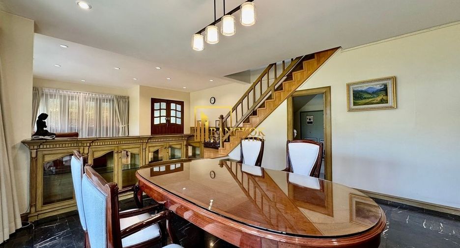 For rent 3 bedrooms townhouse in Phra Khanong, Bangkok