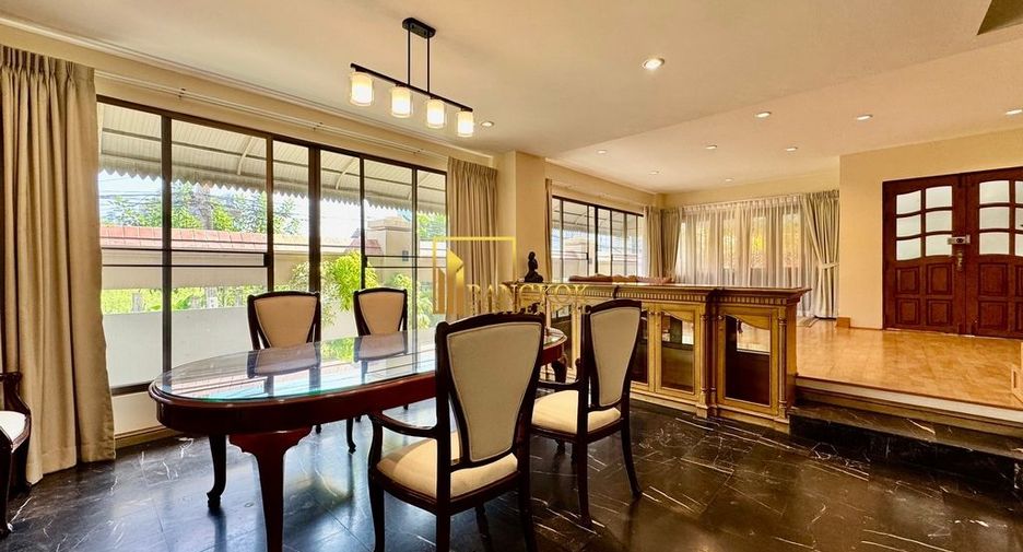 For rent 3 bedrooms townhouse in Phra Khanong, Bangkok