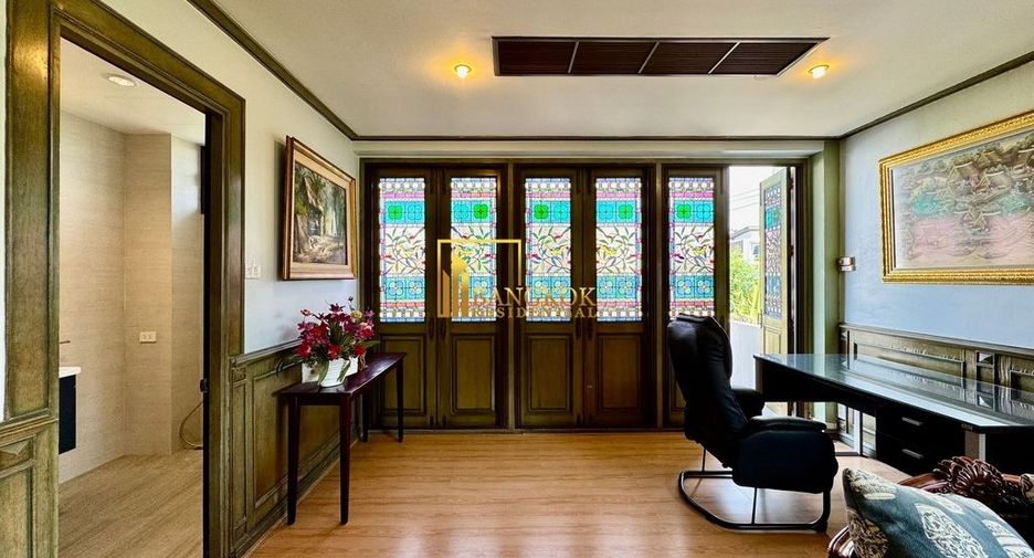 For rent 3 bedrooms townhouse in Phra Khanong, Bangkok