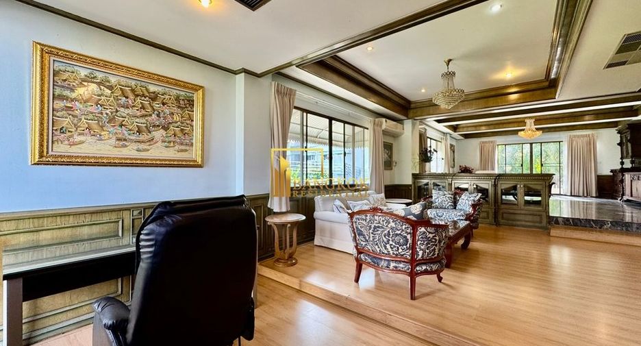For rent 3 bedrooms townhouse in Phra Khanong, Bangkok