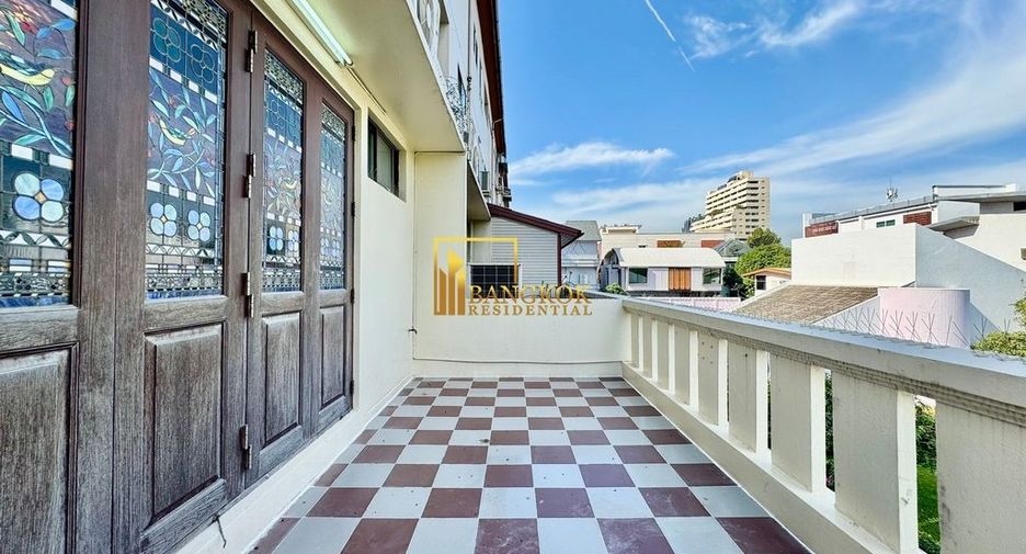 For rent 3 bedrooms townhouse in Phra Khanong, Bangkok
