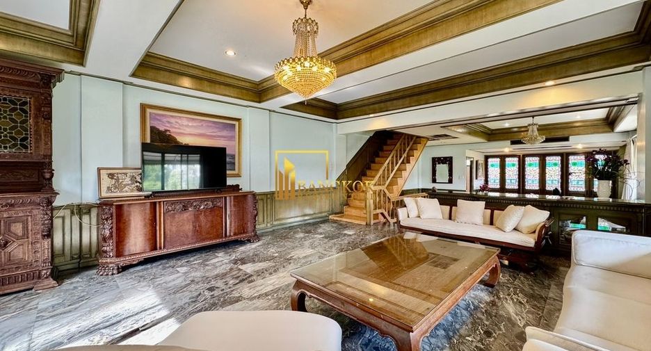 For rent 3 bedrooms townhouse in Phra Khanong, Bangkok