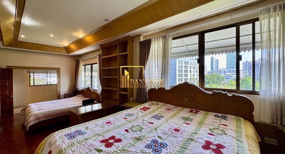 For rent 3 bedrooms townhouse in Phra Khanong, Bangkok