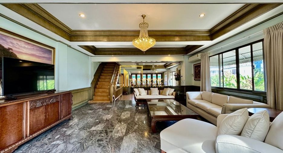 For rent 3 bedrooms townhouse in Phra Khanong, Bangkok