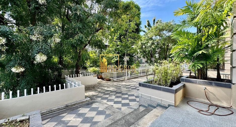For rent 3 bedrooms townhouse in Phra Khanong, Bangkok