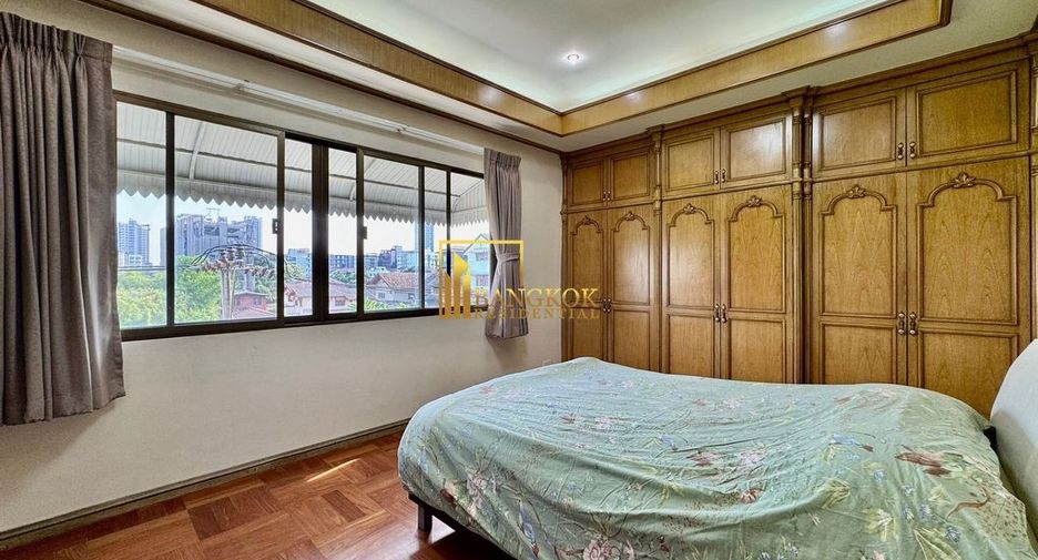 For rent 3 bedrooms townhouse in Phra Khanong, Bangkok