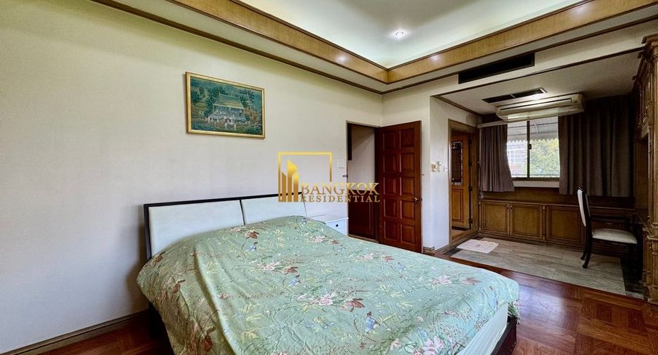 For rent 3 bedrooms townhouse in Phra Khanong, Bangkok