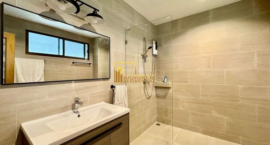 For rent 3 bedrooms townhouse in Phra Khanong, Bangkok
